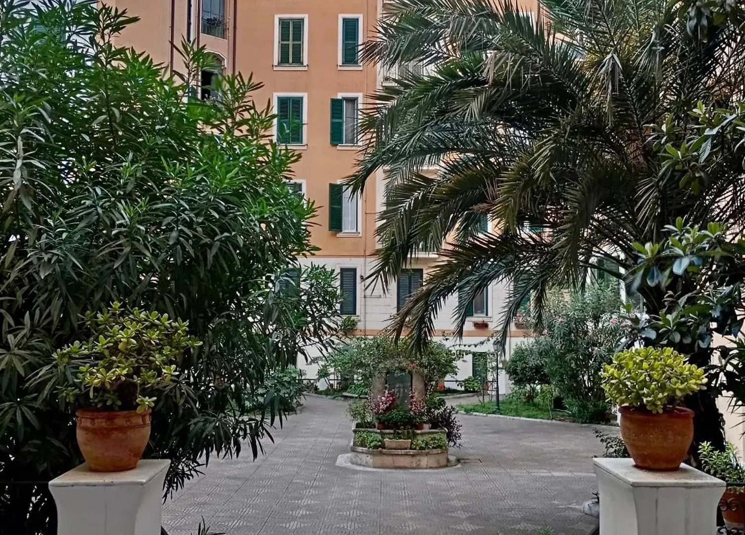 Ave Roma Suite 0*, Rome