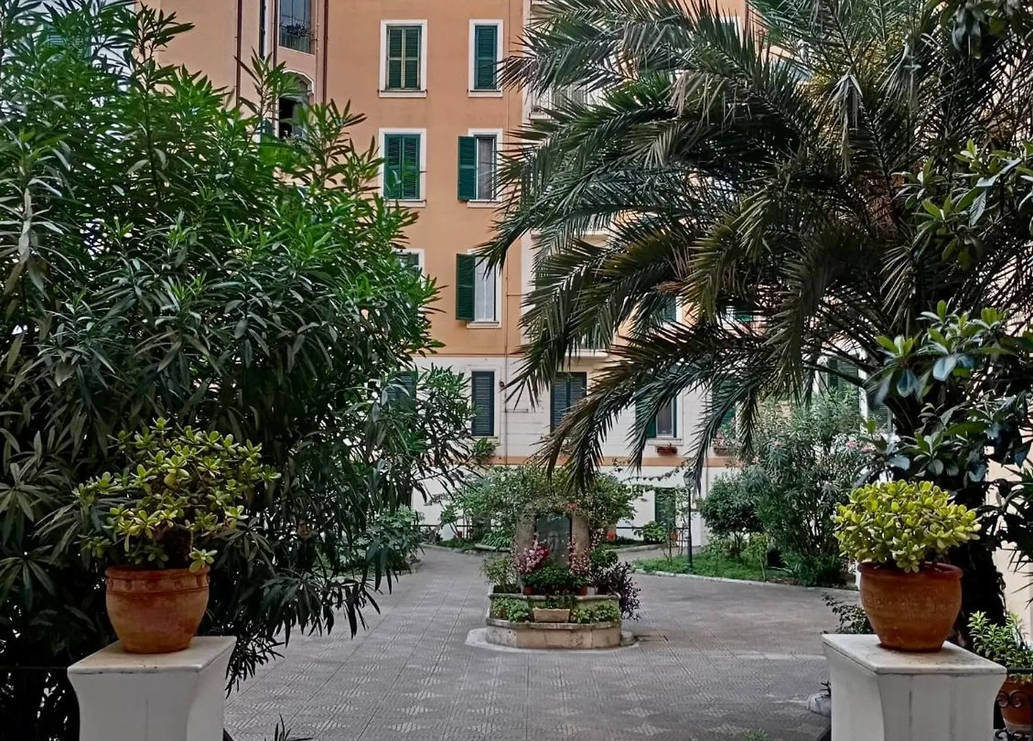 Ave Roma Suite 0*, Rome
